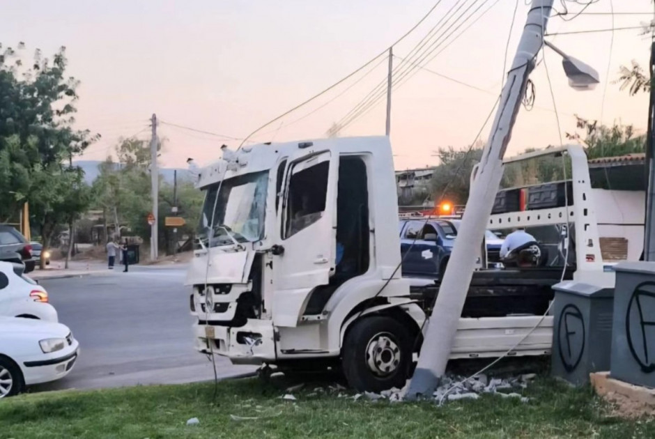 Γερανοφόρο όχημα έπεσε σε σπίτι