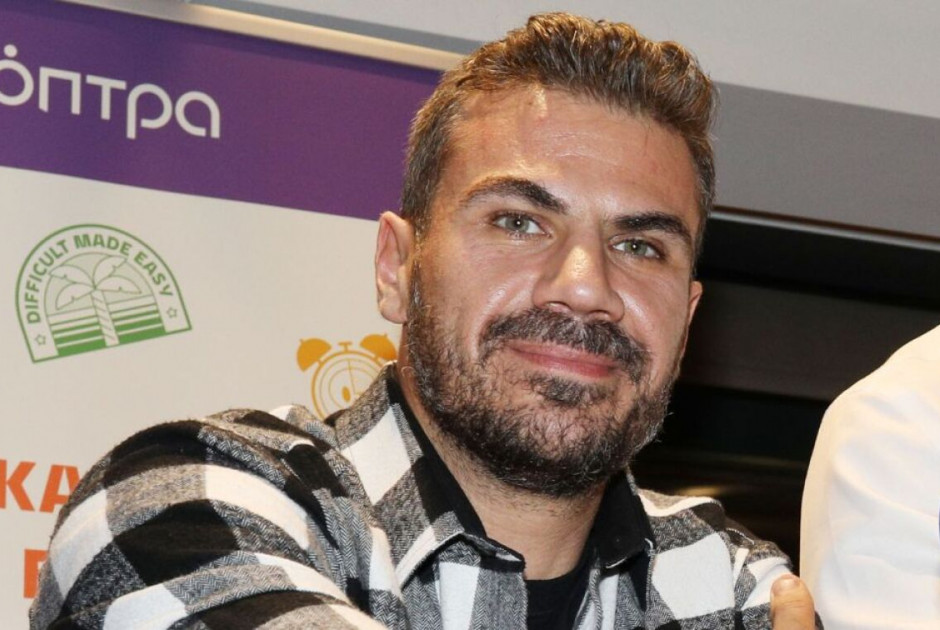 Πετρετζίκης: Η αντίδρασή του όταν ένα αγοράκι πλησίασε την κόρη του στην παραλία (BINTEO)