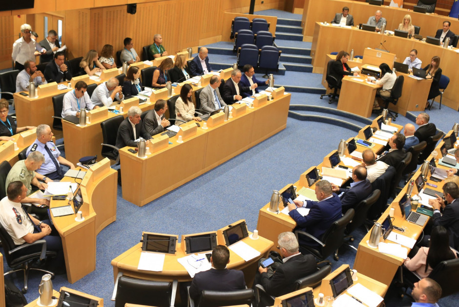Μαραθώνια συνεδρία με εντάσεις για την πυρκαγιά (ΒΙΝΤΕΟ)