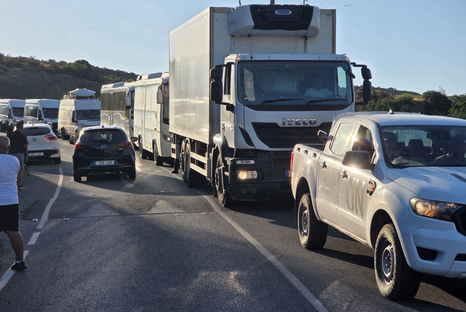 Άρχισε η διέλευση λεωφορείων από Κατεχόμενα προς τα Κόκκινα μέσω Λιμνίτη (ΦΩΤΟΣ)