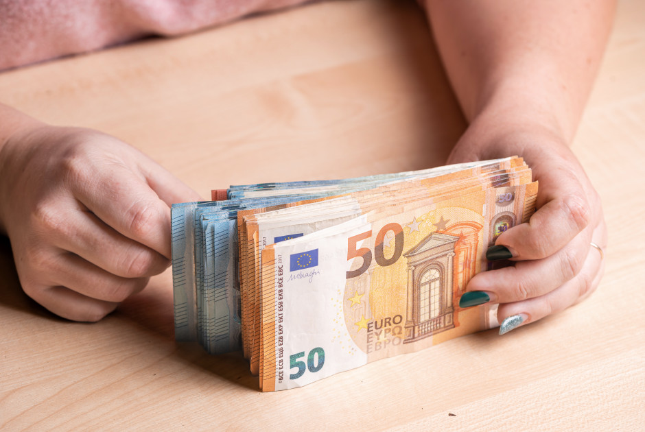 Σύλληψη 49χρονης για απάτη ύψους €720.000 – Εμφανιζόταν ως πρώην τραπεζική υπάλληλος