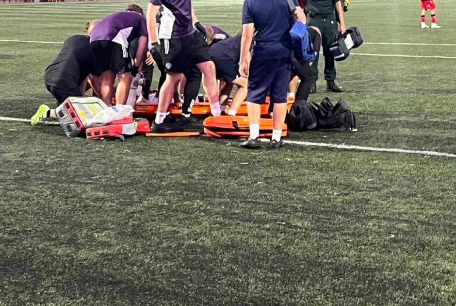 Κατέρρευσε μετά από χτύπημα νεαρός της Μάντσεστερ Γιουνάιτεντ (ΒΙΝΤΕΟ)