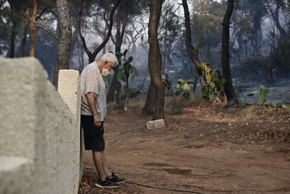 Κόλαση πυρός στην Ανατολική Αττική – Μάχη με αναζωπυρώσεις και ισχυρούς ανέμους