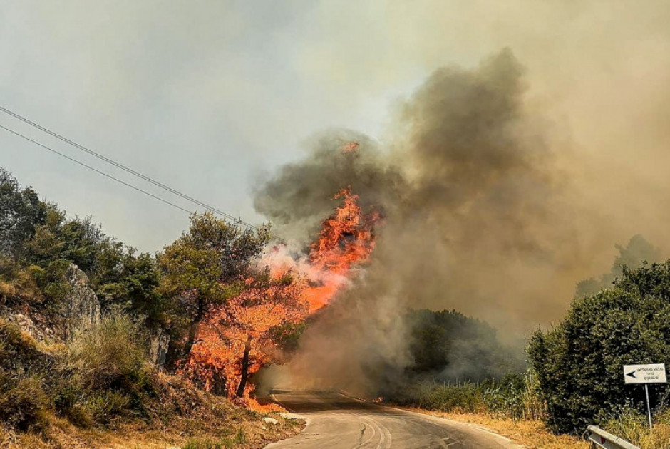 Μαίνονται πύρινα μέτωπα στην Ελλάδα - Ολονύχτια μάχη με τις φλόγες σε πολλές περιοχές