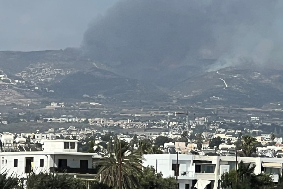 Πυρκαγιά στην Πάφο: Επίγεια και εναέρια μέσα στη μάχη με τις φλόγες - Πνέουν ισχυροί άνεμοι (ΦΩΤΟΣ)