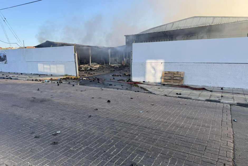 Υπό έλεγχο η πυρκαγιά σε εργοστάσιο – Κινδύνεψαν πυροσβέστες και επηρεάστηκαν κατοικίες