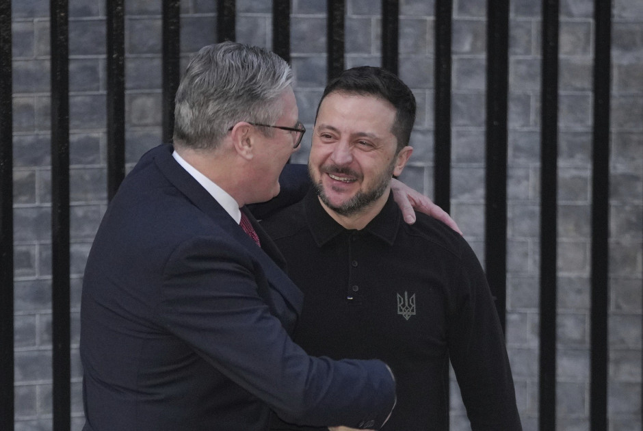 Στάρμερ: Με θερμή αγκαλιά υποδέχθηκε τον Ζελένσκι