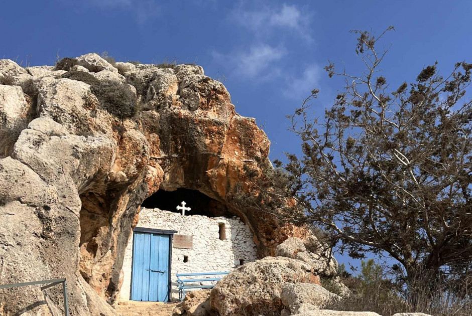 Το εκκλησάκι των Αγίων Σαράντα στο Παραλίμνι – Προορισμός πίστης και φυσικής μεγαλοπρέπειας