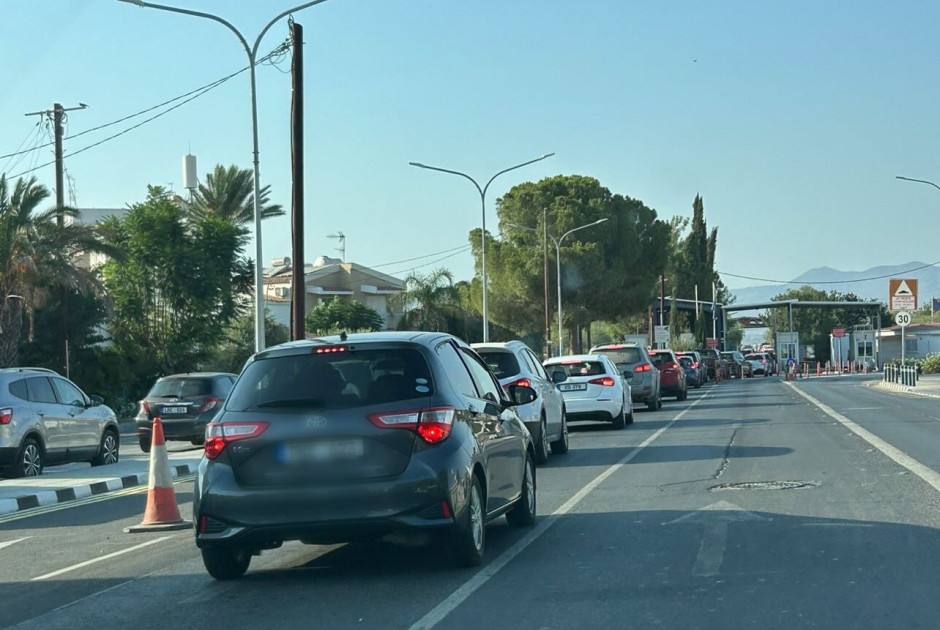 Αδιάκοπο το κυκλοφοριακό χάος στο οδόφραγμα Αγίου Δομετίου – Εξουθενωτική αναμονή για τους οδηγούς