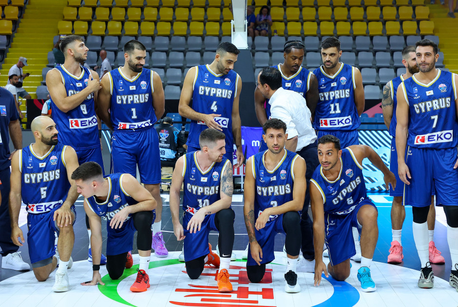 Στο "Σπύρος Κυπριανού" ο ΠτΔ: Χαιρέτησε έναν – έναν τους παίκτες μας στον ΙΣΤΟΡΙΚΟ πρώτο αγώνα (ΦΩΤΟ