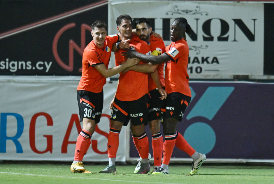 Freedom24 Krasava Ε.Ν.Υ – ΑΠΟΕΛ 1-2: Από ένα σε κάθε ημίχρονο και ιδανική ΠΡΕΜΙΕΡΑ (στιγμιότυπα)
