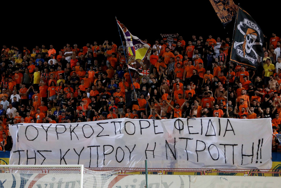 Οι οπαδοί του ΑΠΟΕΛ κατά του Φειδία: «****** Φειδία, της Κύπρου η ντροπή»