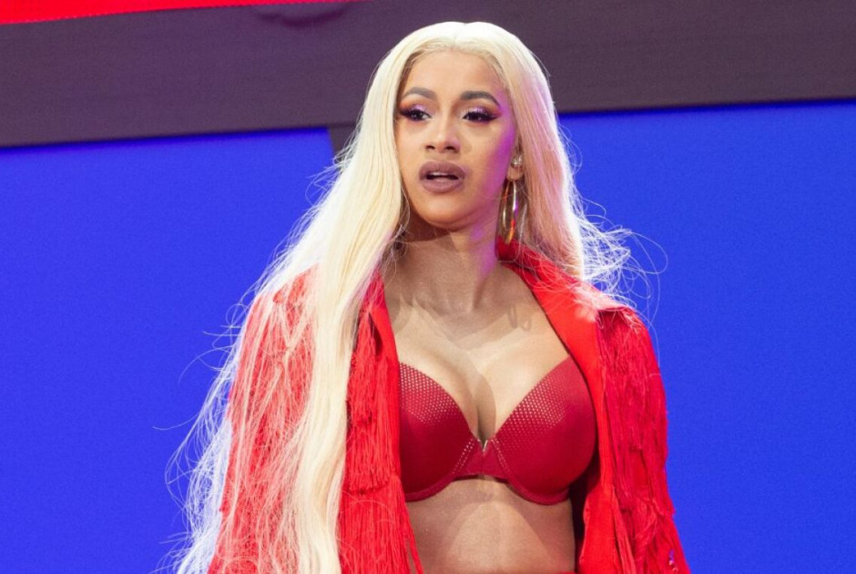 Cardi B: Γυναίκα κατέθεσε μήνυση εις βάρος της για επίθεση και βιαιοπραγία