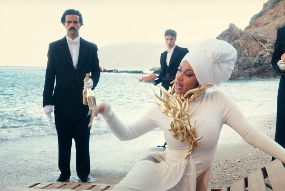 Cardi B: Στη Μύκονο για τα γυρίσματα του νέου της βίντεο κλιπ