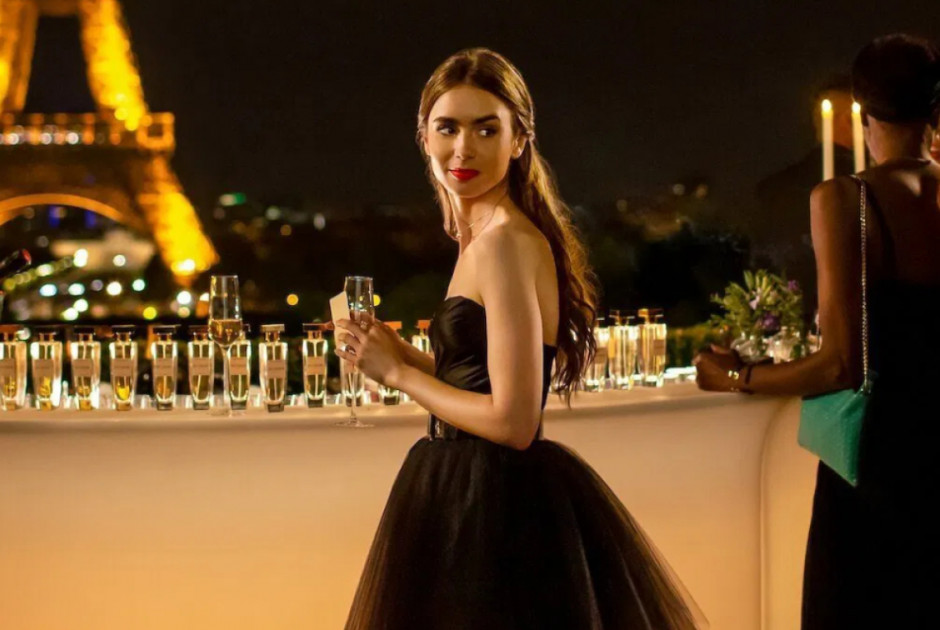Emily in Paris: Τι γίνεται με τα γυρίσματα δύο ημέρες μετά τον θάνατο του βοηθού σκηνοθέτη