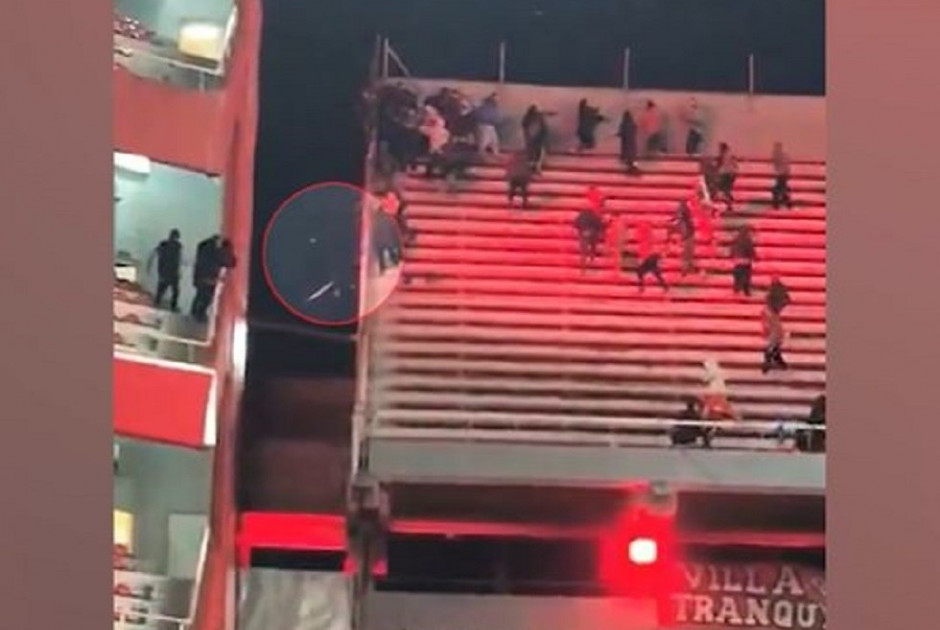 Νέο σοκαριστικό βίντεο από τα επεισόδια στην Αργεντινή: Οπαδός πέφτει στο κενό (ΒΙΝΤΕΟ)