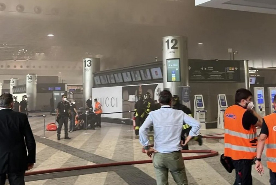 Μετανάστης έβαλε φωτιά και άρχισε να σπάει με σφυρί τους γκισέδες του check-in