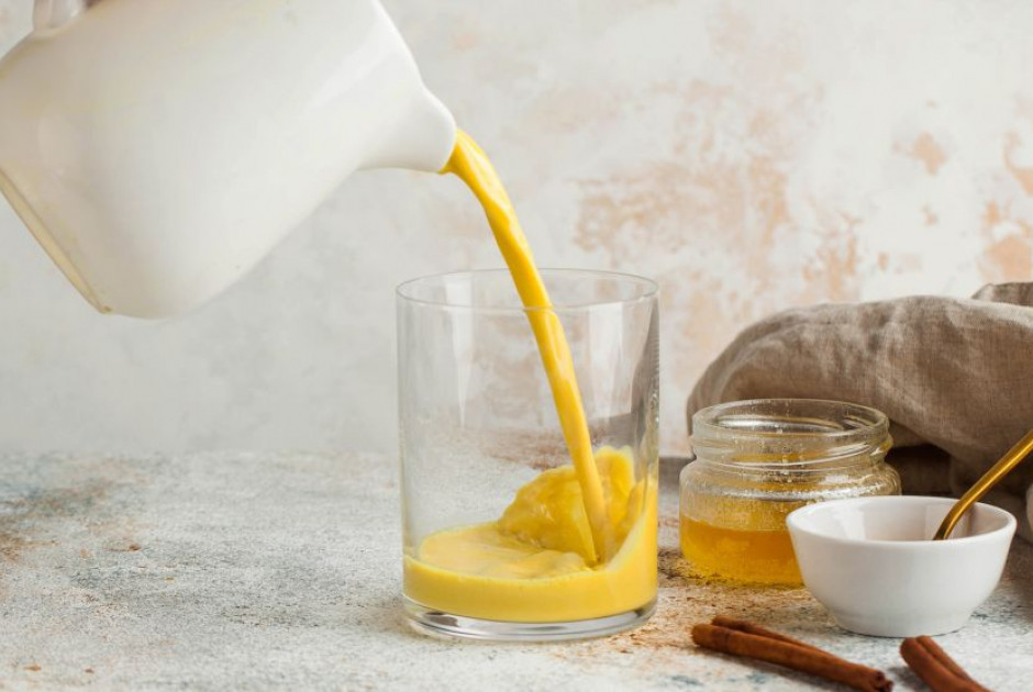 Moon milk: Το viral ρόφημα που μειώνει το στρες και σε βοηθά να κοιμηθείς καλύτερα