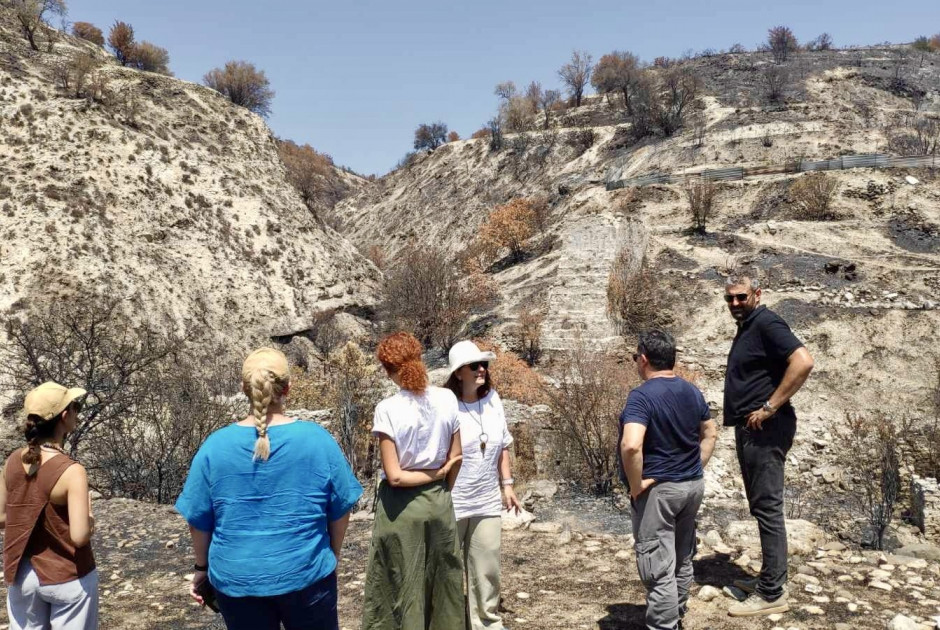 Η Υφ. Πολιτισμού επισκέφθηκε τις πυρόπληκτες κοινότητες της Ορεινής Λεμεσού