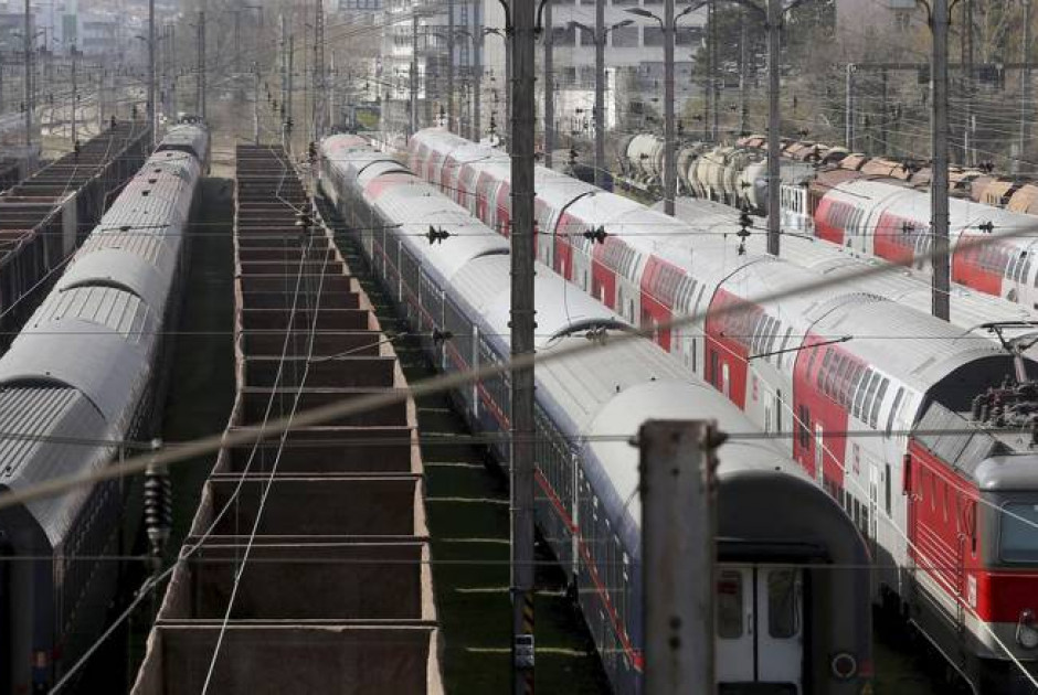 Επιβάτης γαντζώθηκε σε συρμό τρένου – Βγήκε για τσιγάρο και… ξεχάστηκε
