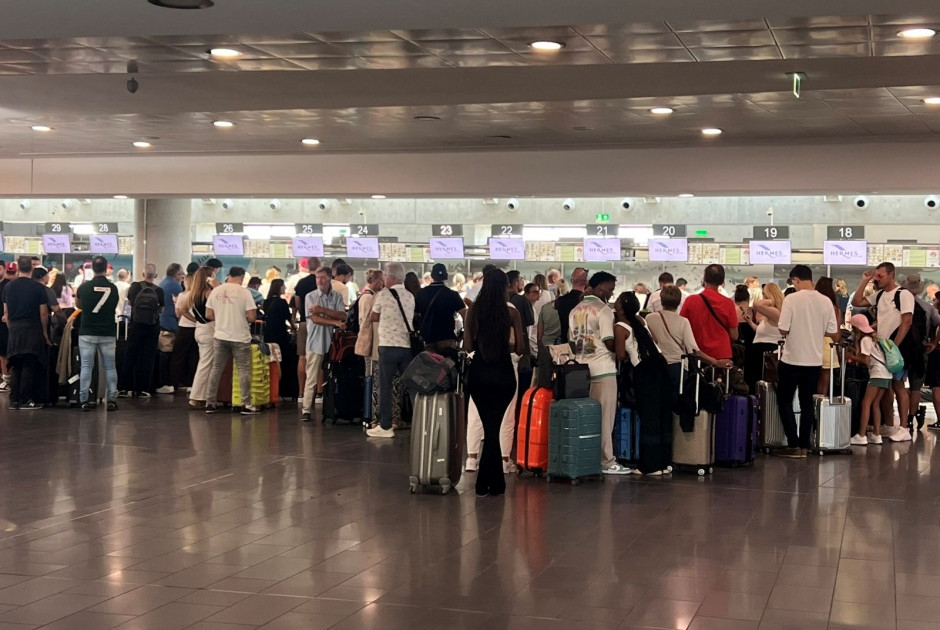 Καταφθάνουν οι επιβάτες στο Αεροδρόμιο Λάρνακας – Με το πέρας της απεργίας αρχίζουν οι πτήσεις