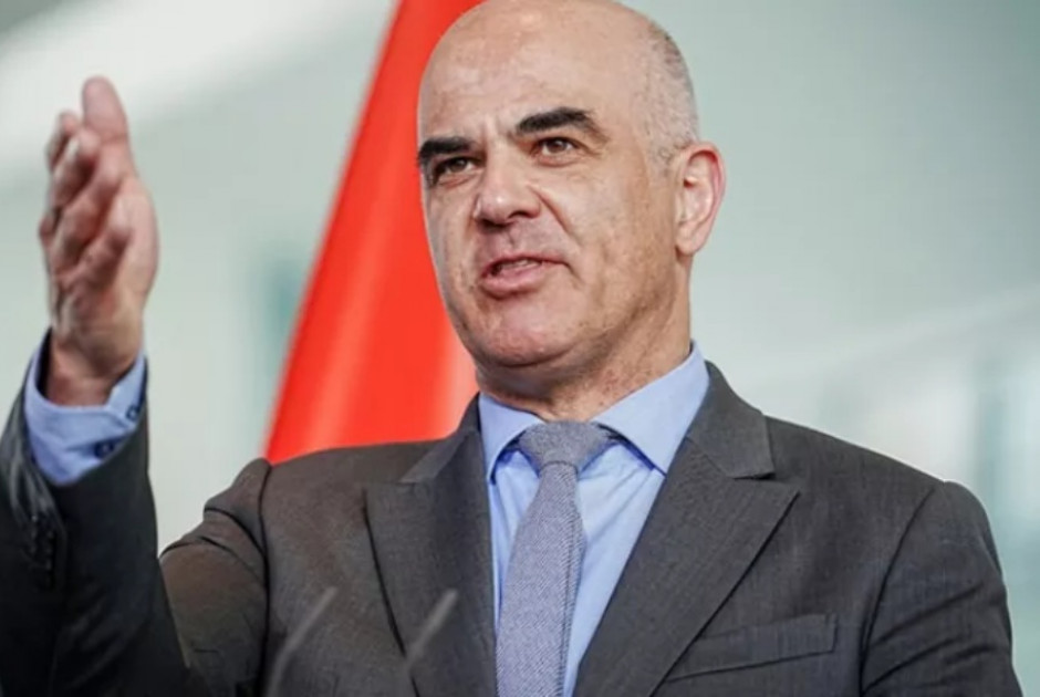 Στην Κύπρο ο Αλέν Μπερσέ – Ποια θέματα θα συζητήσει κατά την παραμονή του