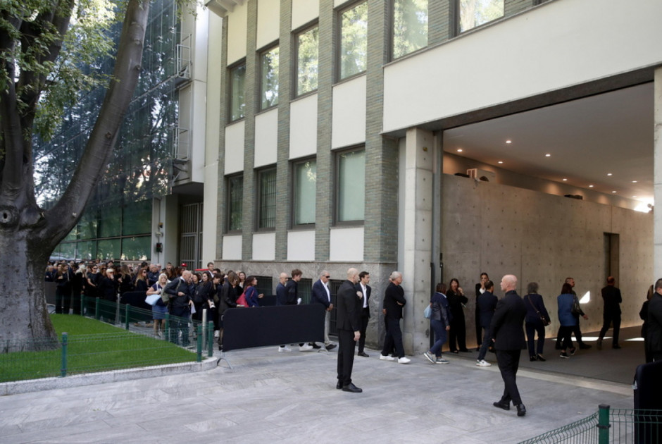 Σε λαϊκό προσκύνημα η σορός του Τζόρτζιο Αρμάνι – Πλήθος κόσμου στο Armani Teatro
