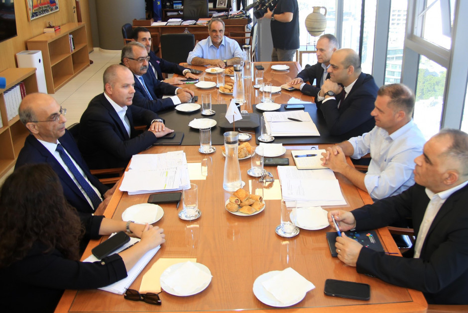 Βλέπουν τους εργοδότες για ΑΤΑ οι Υπουργοί Εργασίας και Οικονομικών