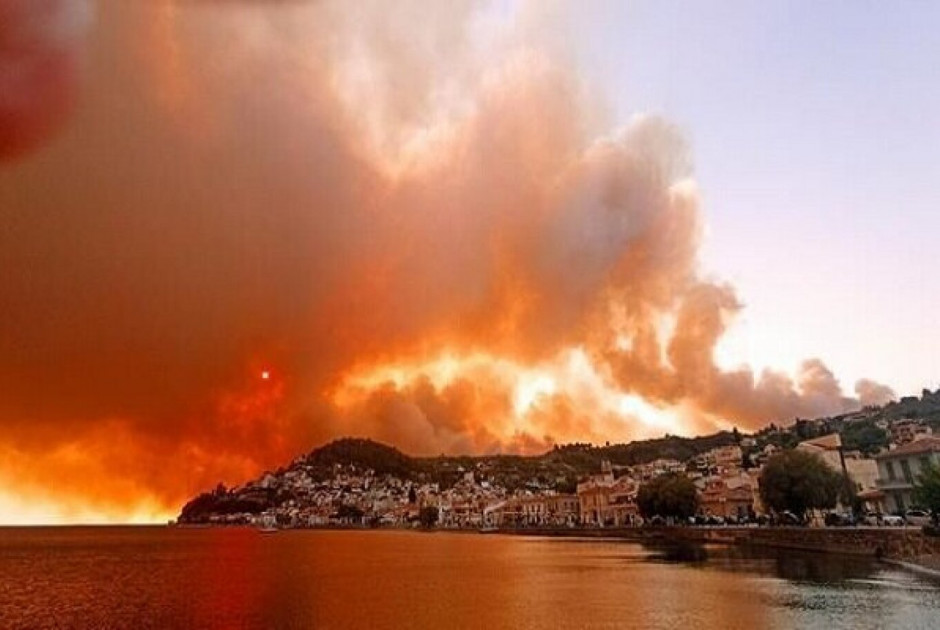 Φλέγεται η Αττάλεια: Εκκενώθηκαν τουριστικές περιοχές
