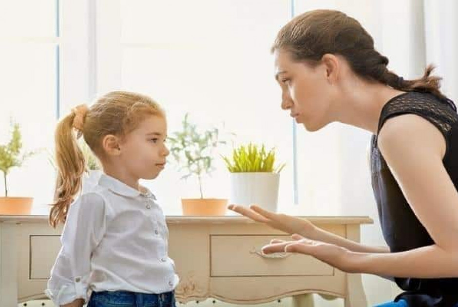 Πώς μπορείς να κάνεις το παιδί σου να σε ακούσει; Ειδικός απαντά