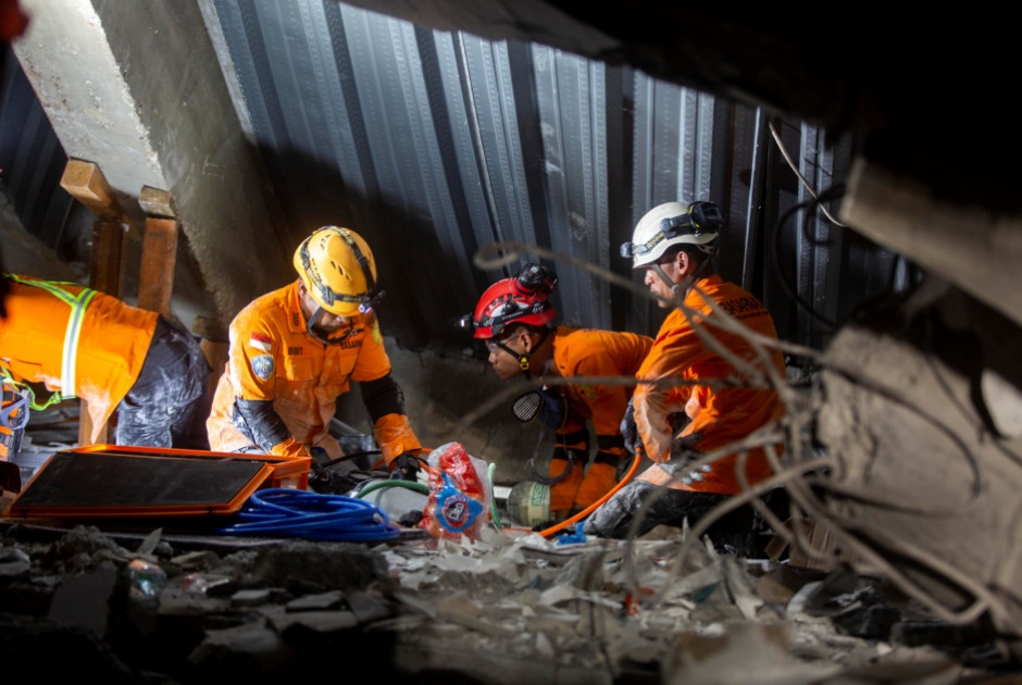 Mάχη για εντοπισμό 38 ανθρώπων σε ερείπια ισλαμικού σχολείου στην Ινδονησία