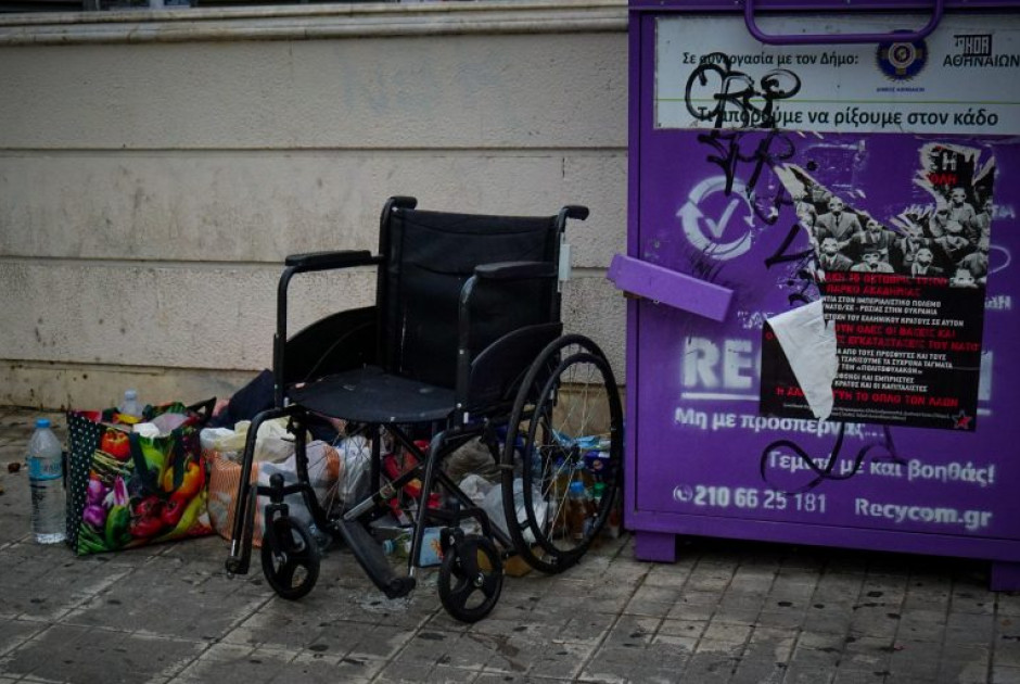 Νεκρός άνδρας σε κάδο ανακύκλωσης ρούχων – Μπήκε για να πάρει ρούχα και εγκλωβίστηκε