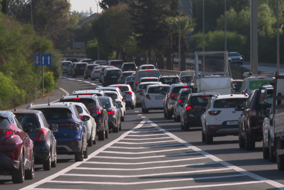 Καπνοί σε όχημα προκαλούν μποτιλιάρισμα στον δρόμο Λευκωσίας - Λεμεσού