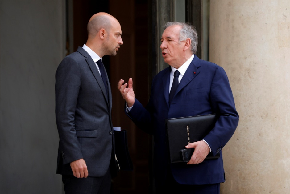 Με τον κίνδυνο της ακυβερνησίας επί θύραις, οι πολιτικές διαβουλεύσεις εντείνονται στη Γαλλία