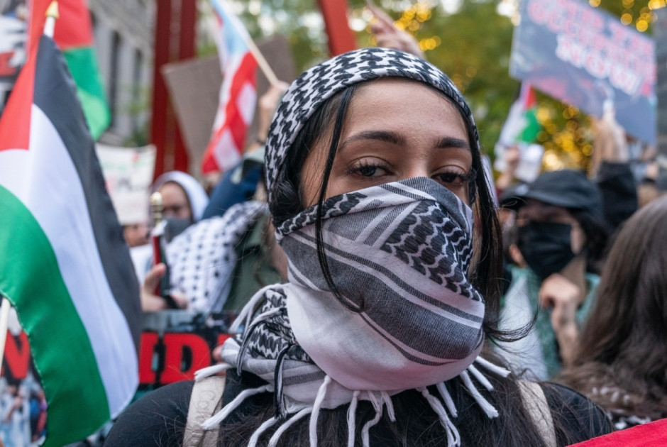 Φιλοπαλαιστίνιοι φοιτητές μπούκαραν σε αίθουσα και έστειλαν καθηγητή στο Νοσοκομείο