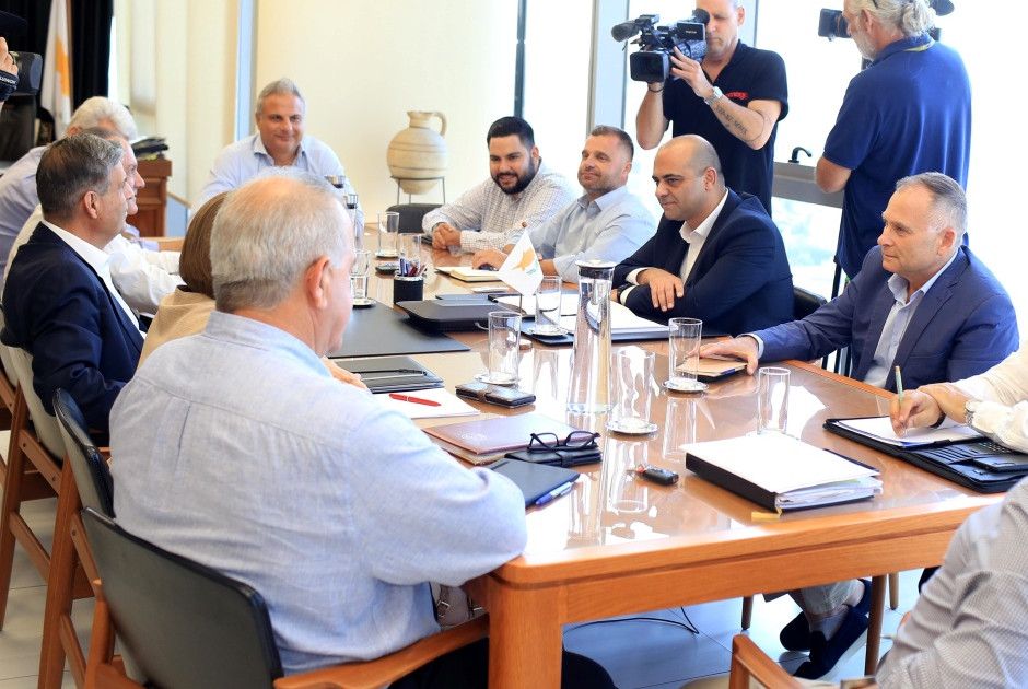 Εις βάθος συζήτηση του Υπ. Εργασίας με τις συντεχνίες – Δεν αποφεύγεται η παναπεργία (ΒΙΝΤΕΟ)