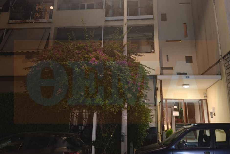 Μπροστά στα παιδιά της πέθανε η γυναίκα που γέννησε μέσα σε διαμέρισμα στα Πατήσια – Νεκρό και το νε
