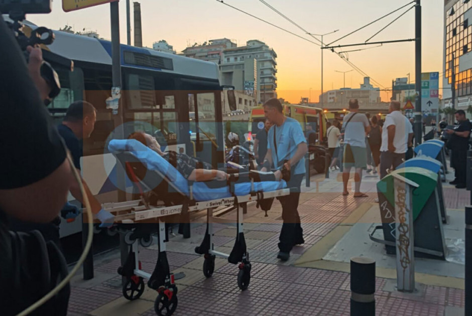 Πειραιάς: Τραμ έπεσε πάνω σε λεωφορείο που αποβίβαζε επιβάτες