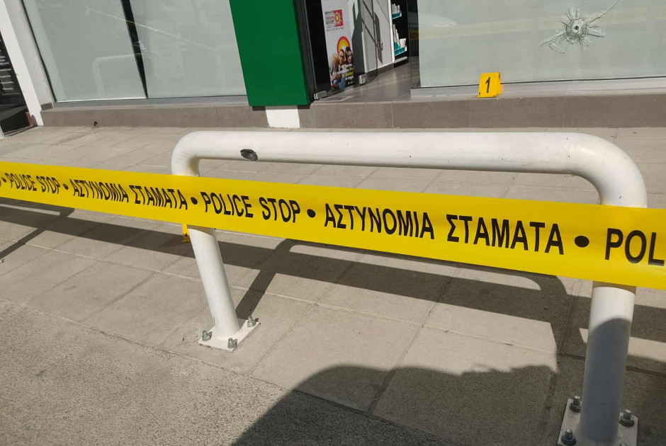 ΦΩΤΟ: Πυροβολισμοί σε φαρμακείο πολυσύχναστης λεωφόρου στη Λεμεσό