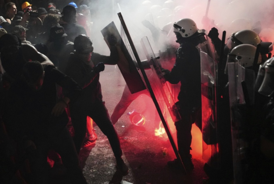 Χάος στη Σερβία: Στους δρόμους χιλιάδες πολίτες