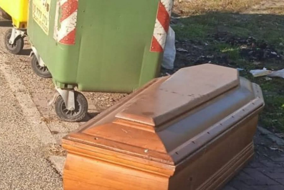 Απρόσμενο θέαμα για τους κατοίκους Στροβόλου – Βρήκαν μισάνοιχτο… φέρετρο δίπλα από σκουπίδια (ΦΩΤΟ)