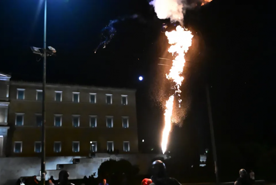 Ένταση στο Σύνταγμα: Μολότοφ, χημικά και συλλήψεις μετά τη συγκέντρωση για τα Τέμπη