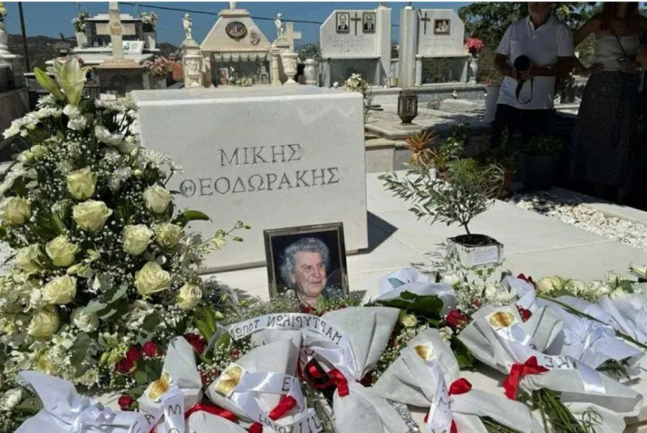 Συγκινητικό το κλίμα στο μνημόσυνο του Μίκη Θεοδωράκη