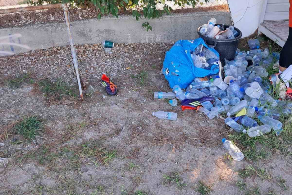 Σοβαρή καταγγελία: Γήπεδο στην Κύπρο θυμίζει σκουπιδότοπο χωρίς αποδυτήρια φιλοξενούμενων (ΦΩΤΟΣ)