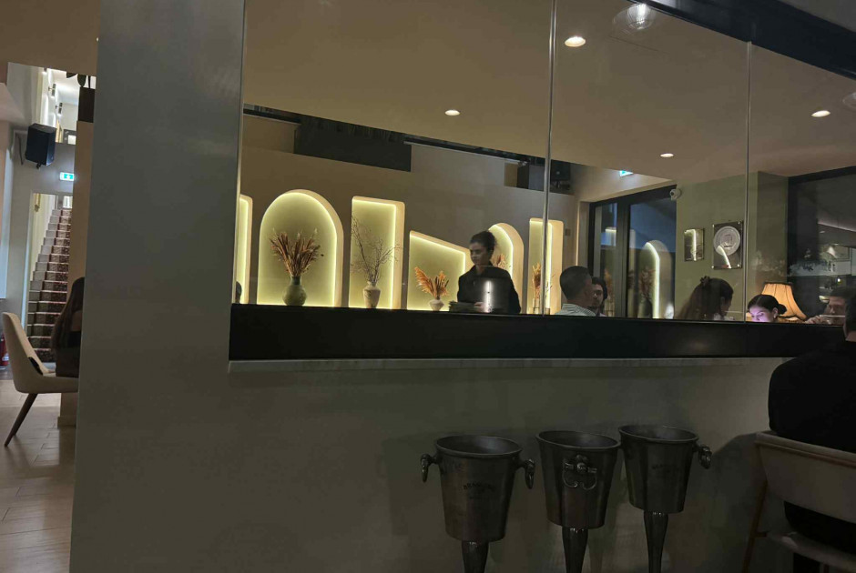 Επισκεφθήκαμε το αγαπημένο εστιατόριο Rous, που μετακόμισε και ανανεώθηκε