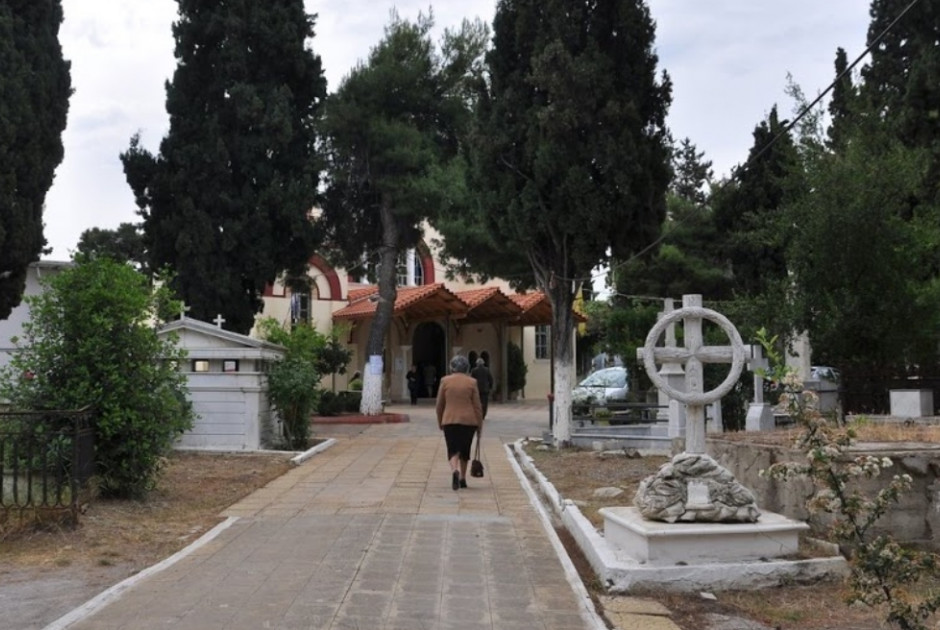 Νεκροταφείο έγινε… πεδίο μάχης