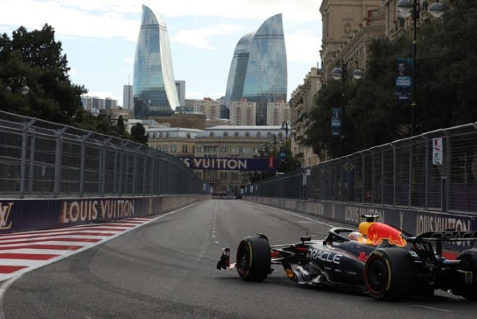 F1: Νίκησε στο Μπακού και μείωσε από την κορυφή ο Φερστάπεν