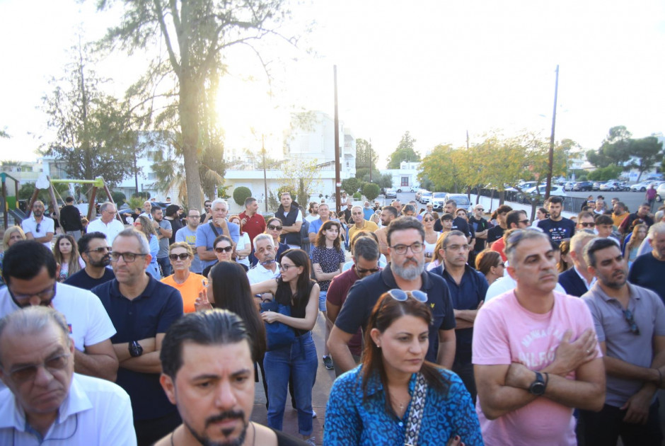 Στους δρόμους οι κάτοικοι της Αγλαντζιάς μετά τα επεισόδια βίας (ΦΩΤΟΣ)