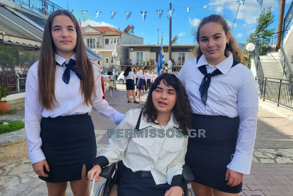 Συγκινητικές στιγμές: Παρέλασε η μικρή Αλεξία που είχε δεχθεί αδέσποτη σφαίρα στο κεφάλι