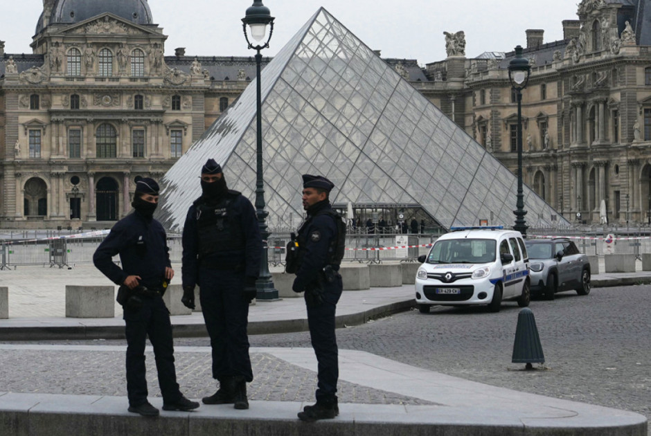 Γαλλικά ΜΜΕ: Γνωστά στις αστυνομικές αρχές τα δυο άτομα που συνελήφθησαν για ληστεία στο Λούβρο
